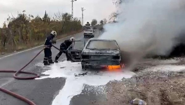 Park halindeki otomobilde yangın çıktı